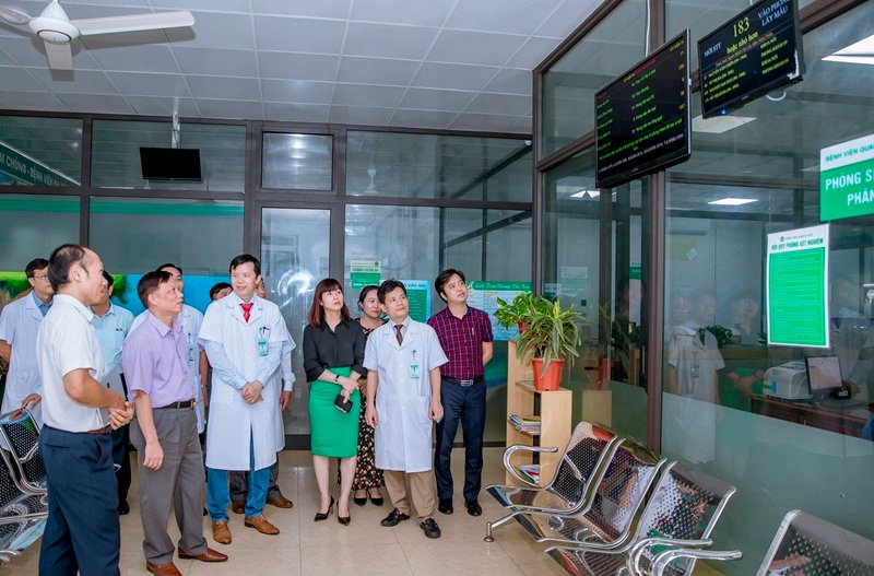 Đoàn thẩm định khảo sát hệ thống máy chờ gọi số tại khu vực xét nghiệm của Bệnh viện Đa khoa Quang Khởi.