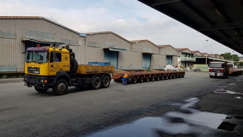 Xe siêu trường dùng để vận chuyển các toa tàu Metro số 1 trên đất liền. (Ảnh: PL TP HCM).