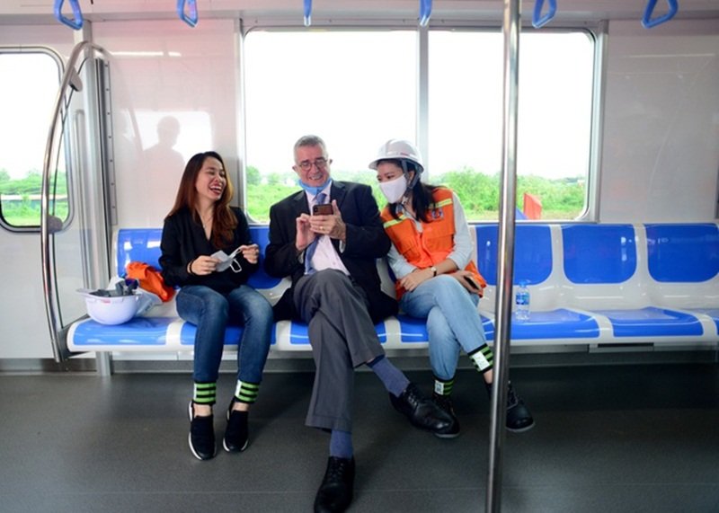 5. Những vị khách đầu tiên trên đoàn tàu Metro số 1 TP HCM.