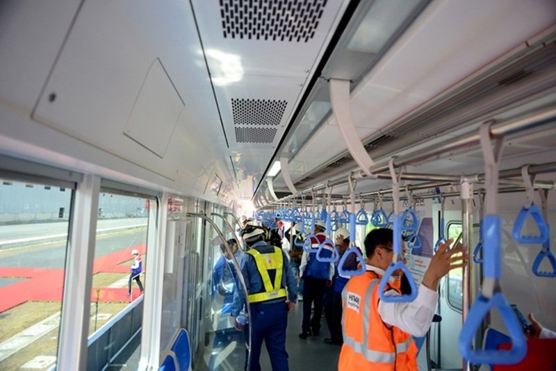 Tuyến metro số 1 có 17 đoàn tàu được sản xuất tại Nhật Bản. Giai đoạn đầu, MAUR sẽ nhận và vận hành loại tàu có 3 toa (dài 61,5 m), với sức chở 930 khách (147 khách ngồi, 783 khách đứng), tàu có tốc độ tối đa 110 km/h khi đi trên cao và 80 km/h khi chạy ngầm.