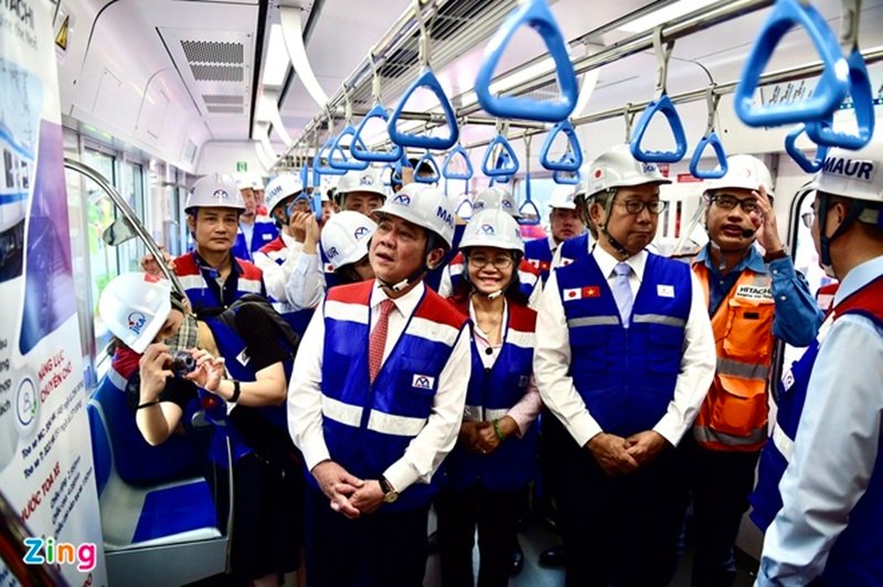 2. Tại buổi lễ Chủ tịch UBND TPHCM nhấn mạnh, tất cả cùng nhau hướng về mục tiêu tiếp theo là bàn giao và đón nhận các đoàn tàu tiếp theo để đảm bảo dự án hoàn thành và vận hành cuối năm 2021. Thành phố sẽ tạo mọi điều kiện để dự án metro đầu tiên hoàn thành đúng tiến độ.