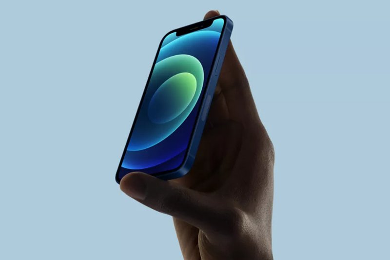 iPhone 12 mini có kích thước nhỏ hơn đáng kể so với iPhone 8. (Ảnh: IT).