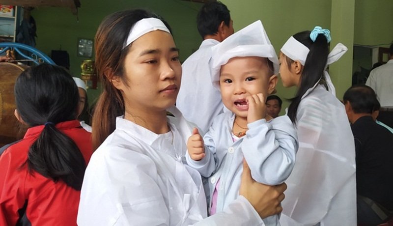 Cháu bé Lê Lưu Thanh Trúc bỗng trở thành trẻ mồ côi khi cả cha lẫn mẹ đều bị lũ cuốn. (Ảnh: Dân trí).