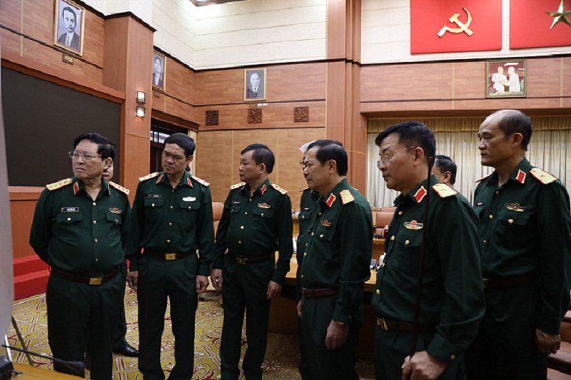 Lãnh đạo Bộ Quốc phòng nghe các cơ quan chức năng báo cáo tình hình mưa lũ và công tác tìm kiếm, cứu hộ, cứu nạn tại khu vực miền Trung. (Ảnh: Bộ Quốc Phòng).