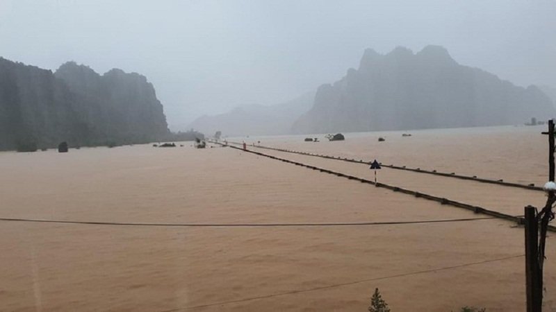 Mưa lớn khiến đường bộ - đường sắt ở Quảng Bình thành... đường sông. (Ảnh: Dân Trí).