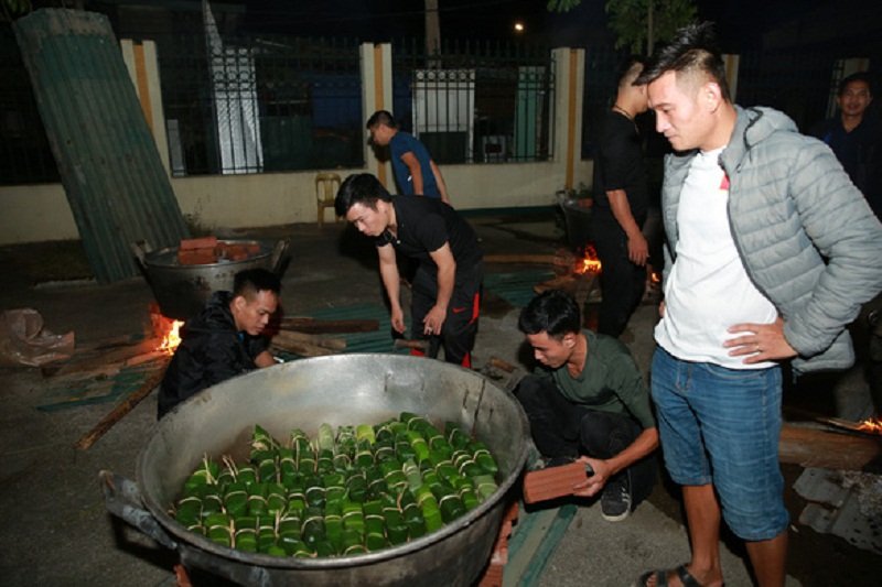 Người dân La Phù tất bật cả đêm gói bánh chưng gửi vào miền Trung đang bị ảnh hưởng bởi lũ lịch sử. (Ảnh: Tuổi Trẻ TP HCM).