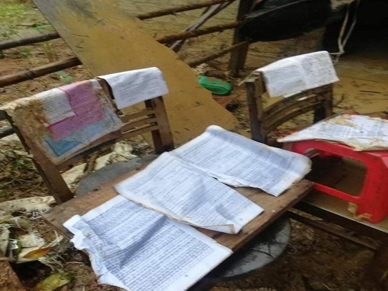 Sách vở, đồ dùng bị nước lũ nhấn chìm.
