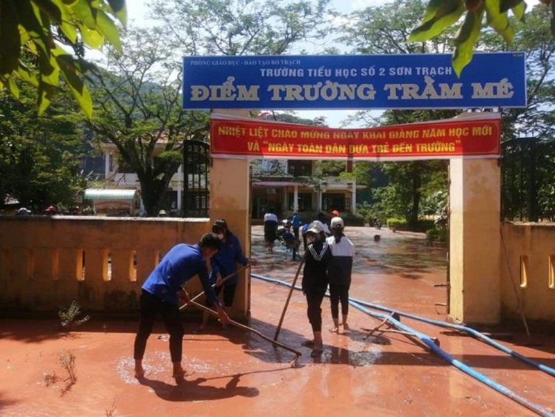 Các trường học tất bật dọn dẹp sau lũ. (Ảnh: Gia Đình & Xã hội).