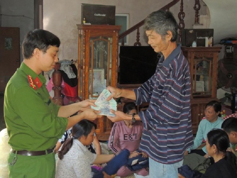 Cơ quan công an trao trả lại tài sản cho ông Đức.