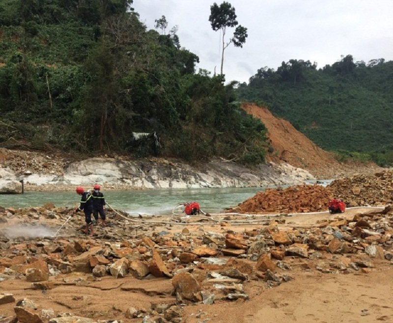 Các phương tiện, máy móc được đưa vào hiện trường để phục vụ công tác tìm kiếm thi thể các công nhân mất tích ở Rào Trăng 3. (Ảnh: IT).