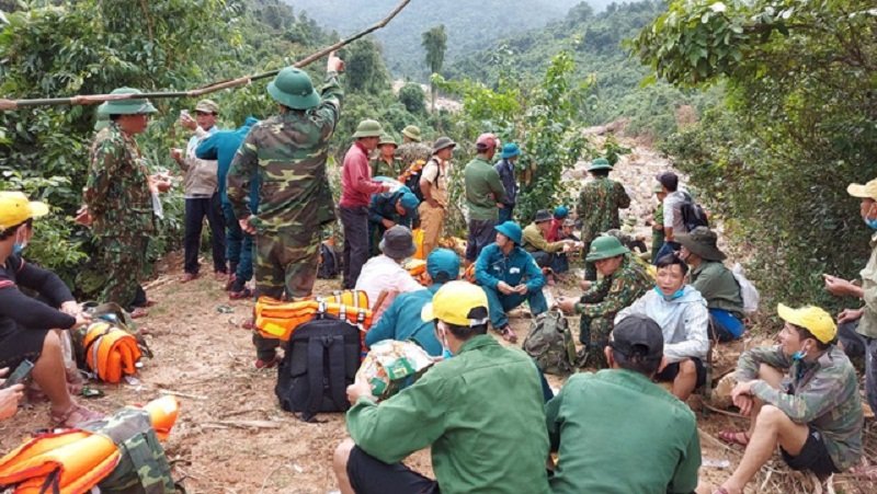 Hiện trường sạt lở nằm sâu trong rừng nên việc tiếp cận, đưa thi thể các nạn nhân ra ngoài gặp rất nhiều khó khăn. (Ảnh: Dân Trí).