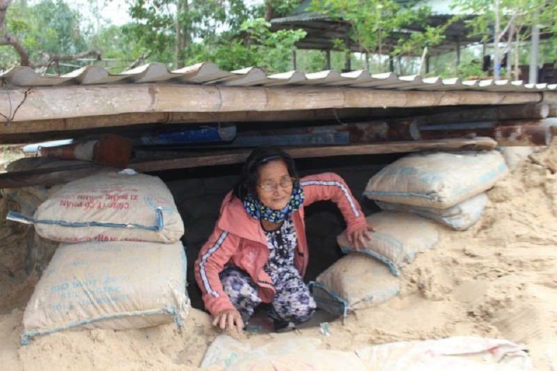 Người dân thôn Hòa Bình, xã Bình Minh, huyện Thăng Bình, Quảng Nam làm hầm trú bão số 9. (Ảnh: Dân Trí).
