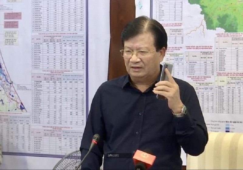 Phó Thủ tướng Trịnh Đình Dũng nghe điện thoại của Thủ tường Nguyễn Xuân Phúc chỉ đạo ứng phó bão số 9 vào lúc 23h30 đêm 27/10. (Ảnh: Dân Việt).