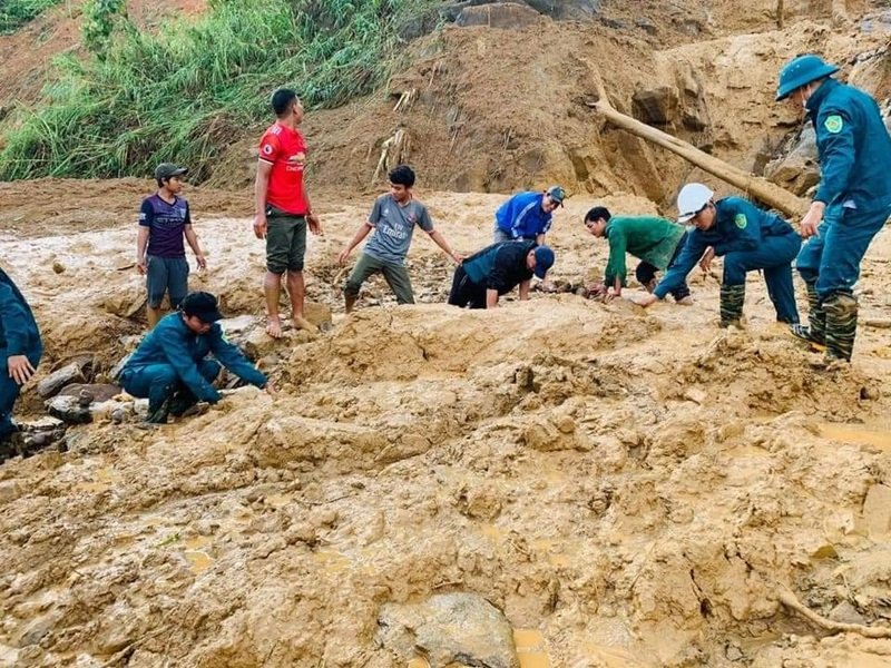 Lực lượng cứu nạn đang tìm kiếm những người bị vùi lấp. (Ảnh: PLO).