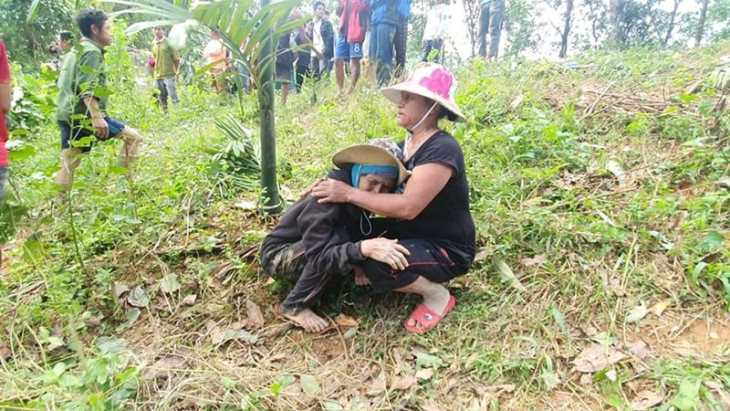 10. Người phụ nữ khóc ngất vì mất người thân trong phút chốc. (Ảnh: Soha).