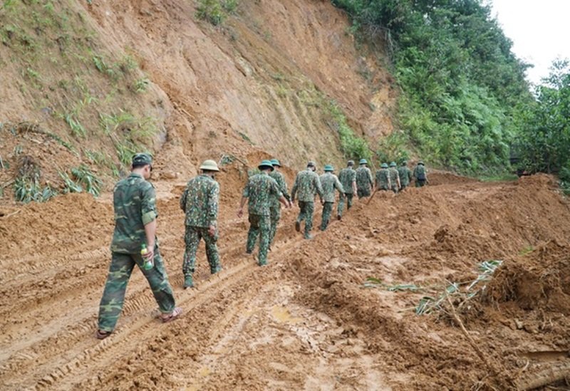 4. công binh được tăng cường vào hiện trường vụ sạt lở kinh hoàng. (Ảnh: Dân Trí).