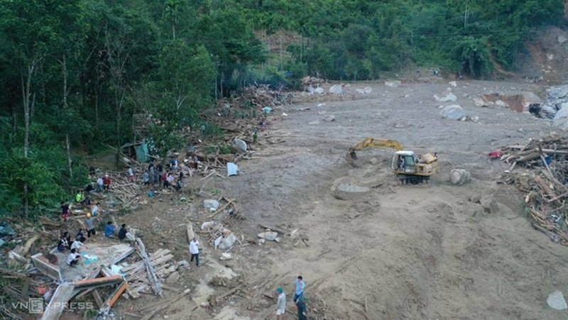 Thôn 1, xã Trà Leng, huyện Nam Trà My bị san phẳng sau vụ sạt lở núi. (Ảnh: Ngọc Thành/ VNE).