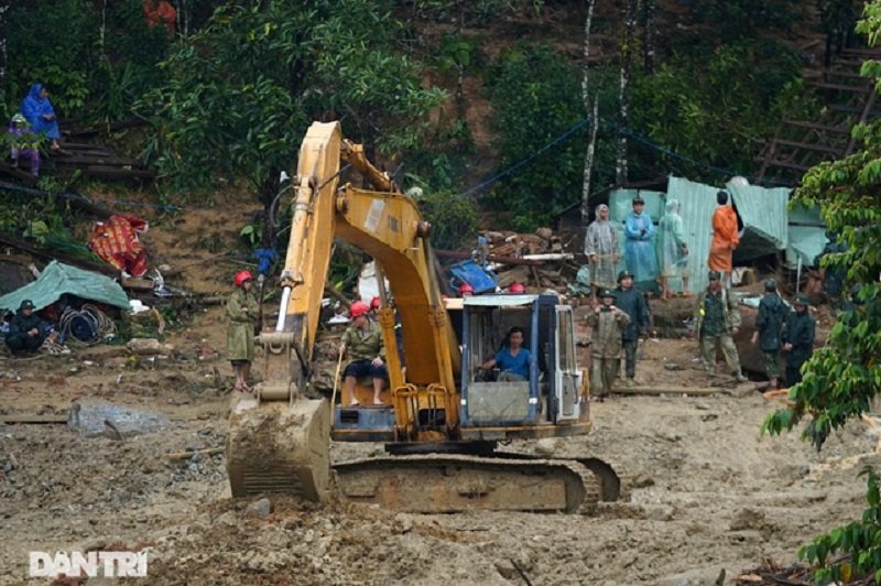 Hy vọng tìm kiếm người còn sống trong vụ sạt lở ở Trà Leng mỗi ngày một tắt. (Ảnh: Dân Trí).