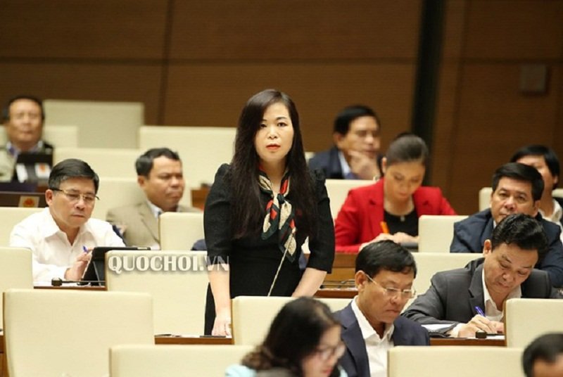 Đại biểu Vũ Thị Lưu Mai chưa đồng tình với giải thích của Bộ trưởng Nông nghiệp Nguyễn Xuân Cường về nguyên nhân diện tích rừng tự nhiên suy giảm. (Ảnh: Quochoi.vn).