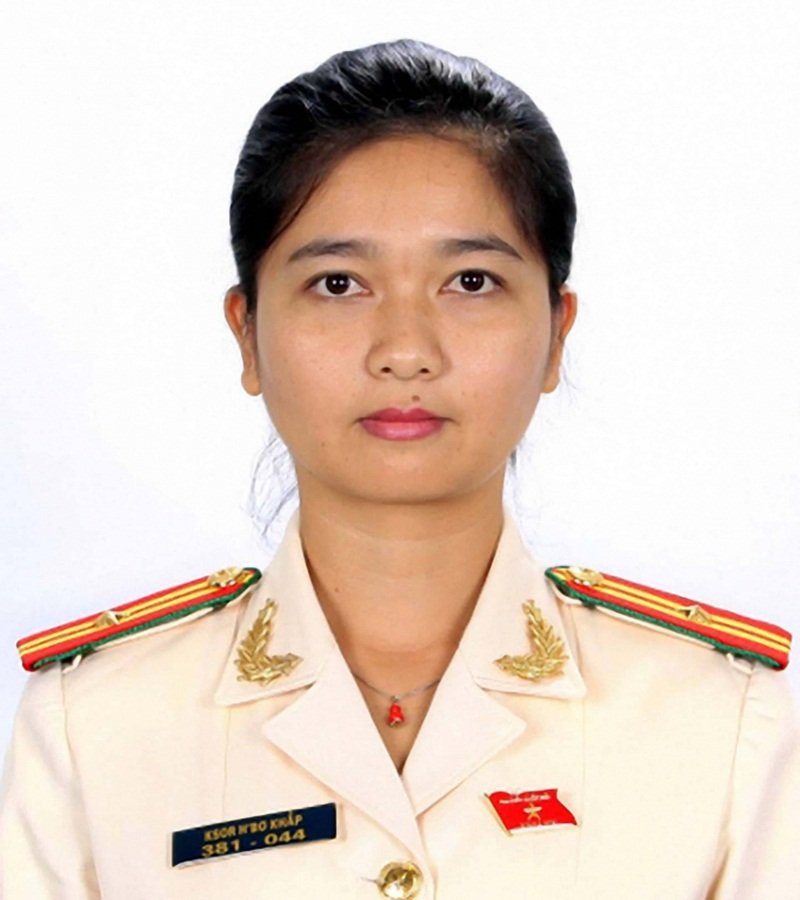 Nữ đại biểu Ksor H’Bơ Khăp công tác trong ngành Công an.
