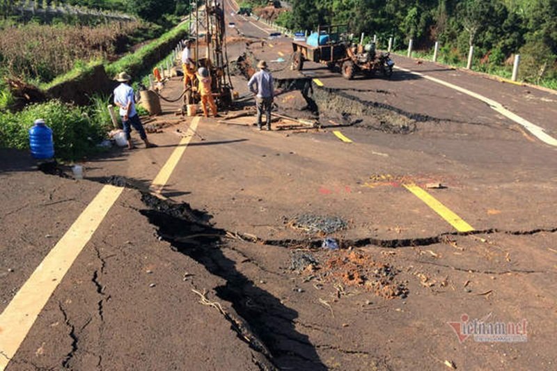 Đoạn đường này là công trình đoạn Km10+200- Km10+350 thuộc Dự án đường HCM (đoạn đường tránh thuộc xã Ia Pal, huyện Chư Sê, tỉnh Gia Lai). Dự án do Ban Quản lý dự án 6 (Bộ GTVT) làm chủ đầu tư. (Ảnh: Vietnamnet).