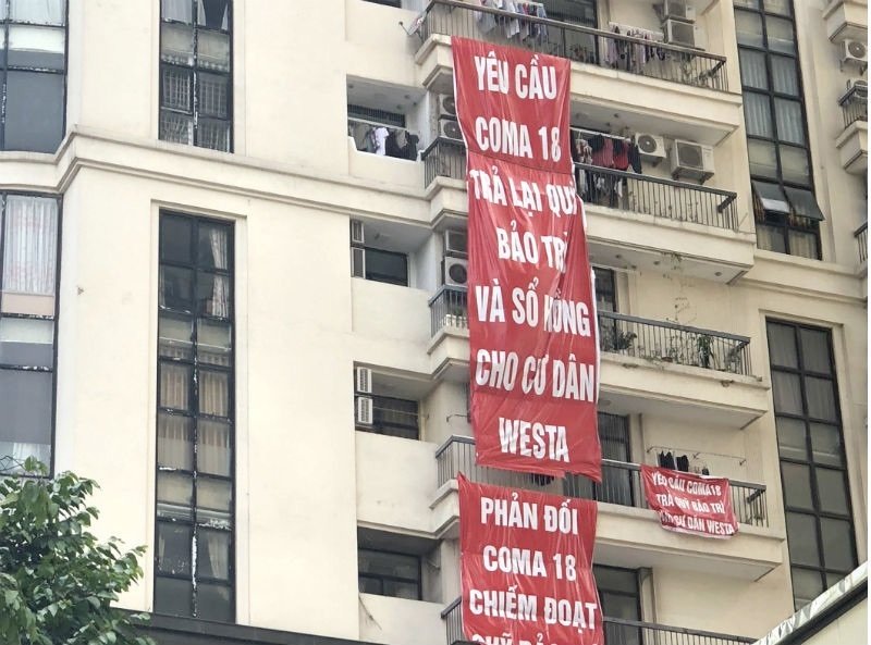 Thời gian qua có rất nhiều tòa chung cư treo băng rôn tố chủ đầu tư chậm trả sổ hồng. (Ảnh là cư dân tòa nhà Westa Hà Đông do Công ty cổ phần Coma 18 (CIG) làm chủ đầu tư treo băng rôn đòi sổ hồng vào tháng 7/2019).