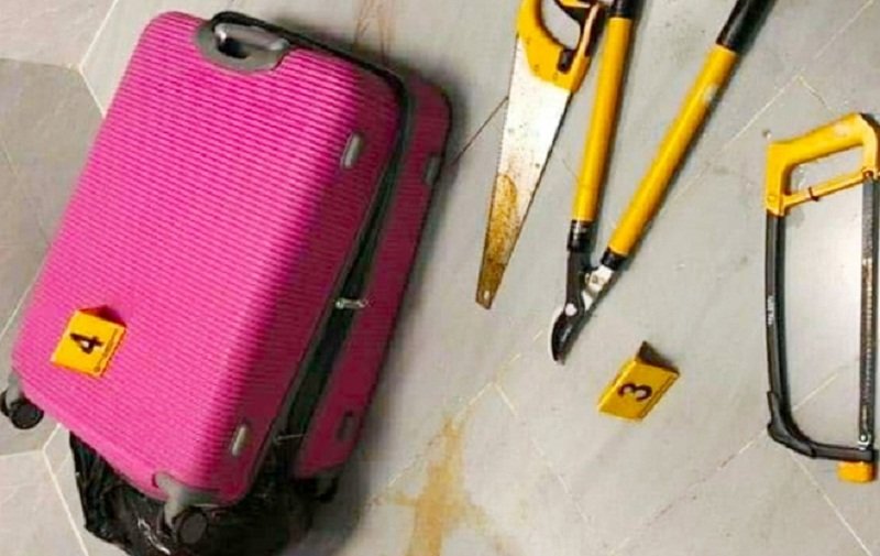 Chiếc vali chứa xác nạn nhân và cưa, kìm tại hiện trường.