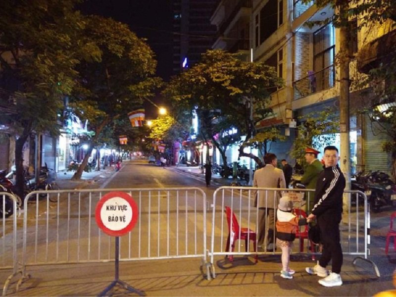 Khu vực phố Cửa Bắc được phong tỏa để đảm bảo an toàn cho người dân.