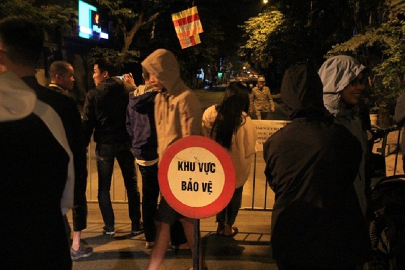 Nhiều người dân đến theo dõi việc di dời quả bom. (Ảnh: Dân Trí).