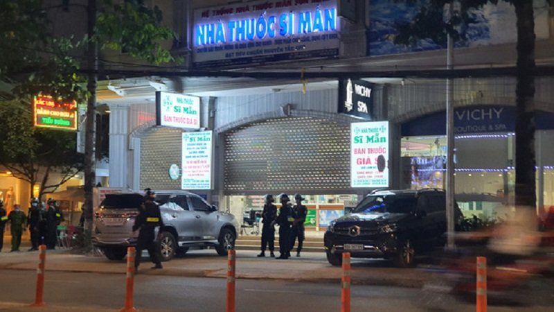 Lúc 20h, công an đã khám xét xong tại nhà thuốc Sĩ Mẫn ở đường Võ Thị Sáu, TP. Biên Hoà và chở đi nhiều thùng giấy. (Ảnh: H.MI/ Tuổi Trẻ TP HCM).