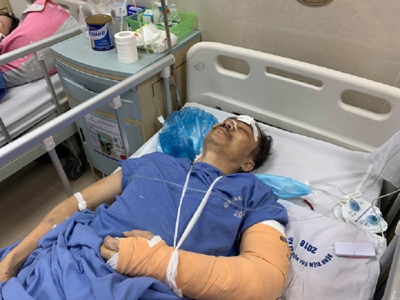 Ông Cường đang được cấp cứu tại bệnh viện sau cú ngã từ độ cao 3m. (Ảnh: Gia đình nạn nhân cung cấp).