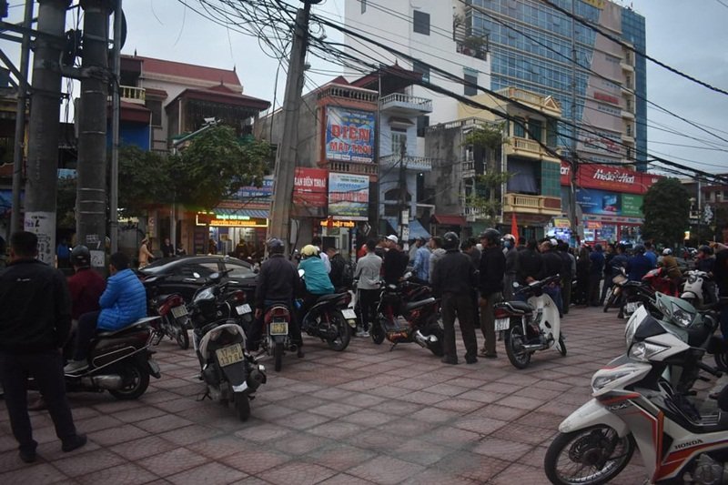Hàng trăm người đứng theo dõi lực lượng chức năng làm nhiệm vụ. (Ảnh: Thanh Niên).