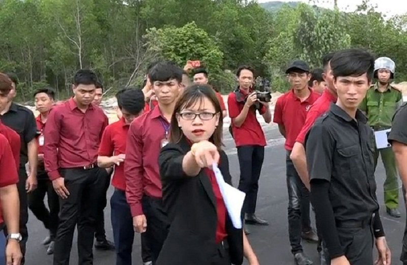 Nguyễn Huỳnh Tú Trinh nổi tiếng sau vụ kích động đám đông lớn tiếng la hét, cự cãi, cản trở việc cưỡng chế ở xã Tóc Tiên (TX.Phú Mỹ, tỉnh Bà Rịa – Vũng Tàu).