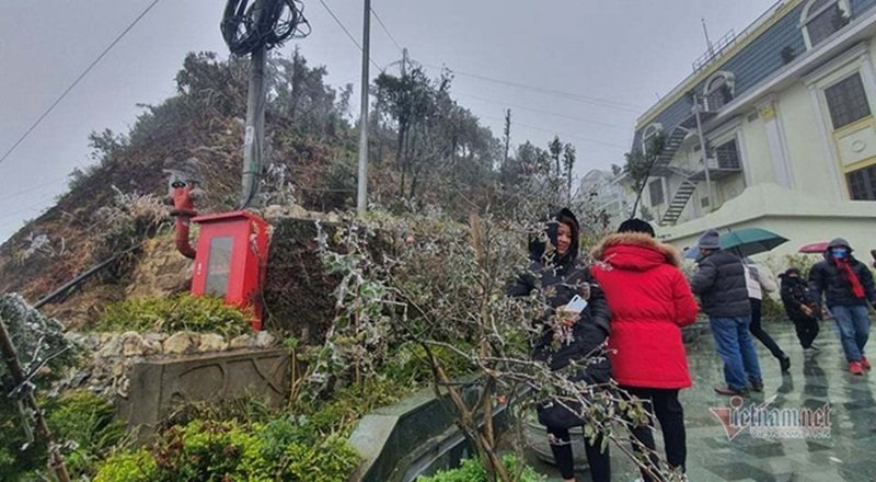 Du khách hiếu kỳ khi băng tuyết xuất hiện.