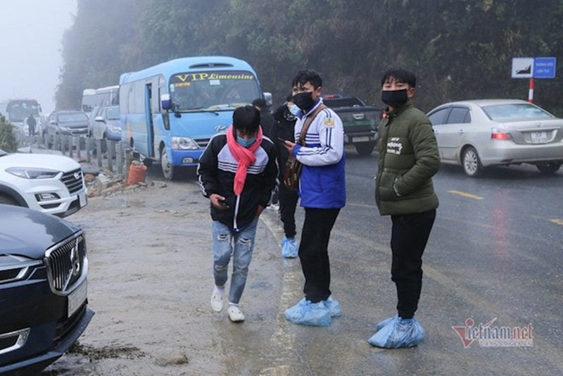 Du khách co ro đi trong giá lạnh.