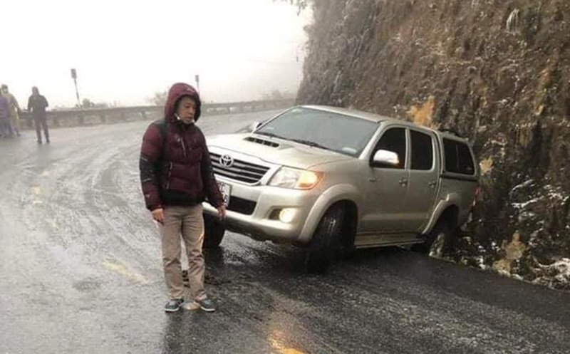Nhiều ô tô va vào vách đá do đường đóng băng trơn trượt.