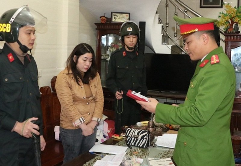 Cơ quan điều tra đọc lệnh khám xét khẩn cấp nhà đối tượng Đặng Thị Vân Anh. (Ảnh: Dân trí).