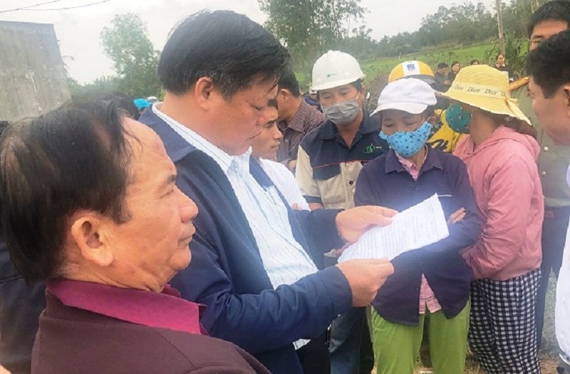 Chủ tịch UBND huyện Phù Mỹ - ông Lê Văn Lịch đứng ra giải quyết yêu cầu chủ đầu tư thực hiện đúng cam kết đã hứa với dân. (Ảnh: Dân trí).