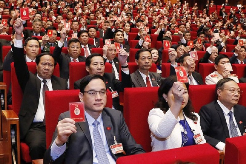 Việc biểu quyết thông qua các chương trình, quy chế Đại hội XIII được thực hiện bằng giơ thẻ đảng viên. (Ảnh: TTXVN).