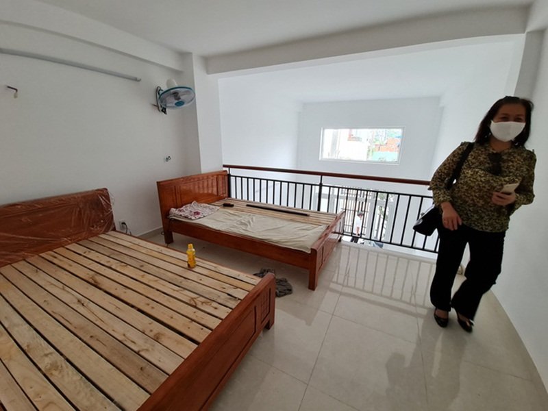 Tại đây có 20 giường và nhiều đồ dùng sinh hoạt tập thể. (Ảnh: NLĐ).