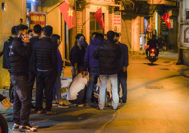 Người cha ngã quỵ khi nhận tin 2 con trai đã mất trong vụ cháy.
