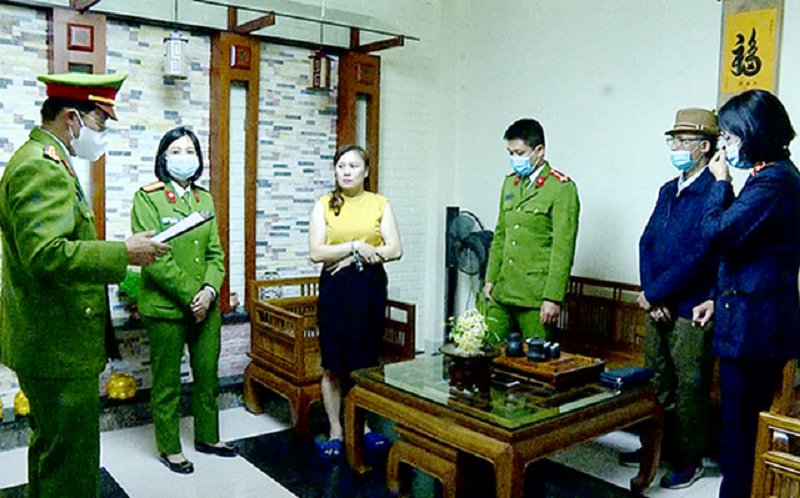 Đối tượng Bùi Thị Thu (áo vàng) (Ảnh: Công an Sơn La).