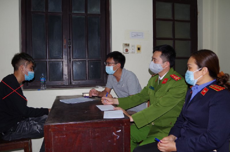 Cơ quan chức năng lấy lời khai nghi phạm.