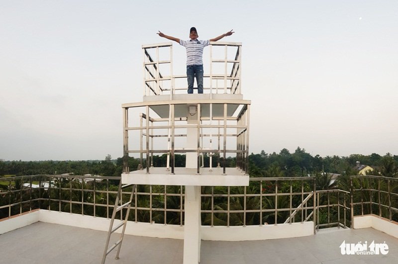 Đỉnh nóc biệt thự có đài quan sát như một du thuyền thật. (Ảnh: Tuổi Trẻ).