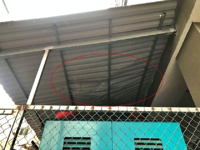 Một vệt lõm in hằn trên mái tôn sau cú đón đỡ thành công bé gái 3 tuổi rơi từ tầng 12A của chàng shipper (Ảnh: Dân trí).