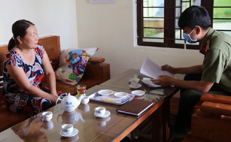 Công an Quảng Ngãi điều tra, xác minh hàng chục gia đình có con, cháu được ông Võ Hoàng Yên khám, chữa bệnh. (Ảnh: T.Trực/ Người Lao Động).