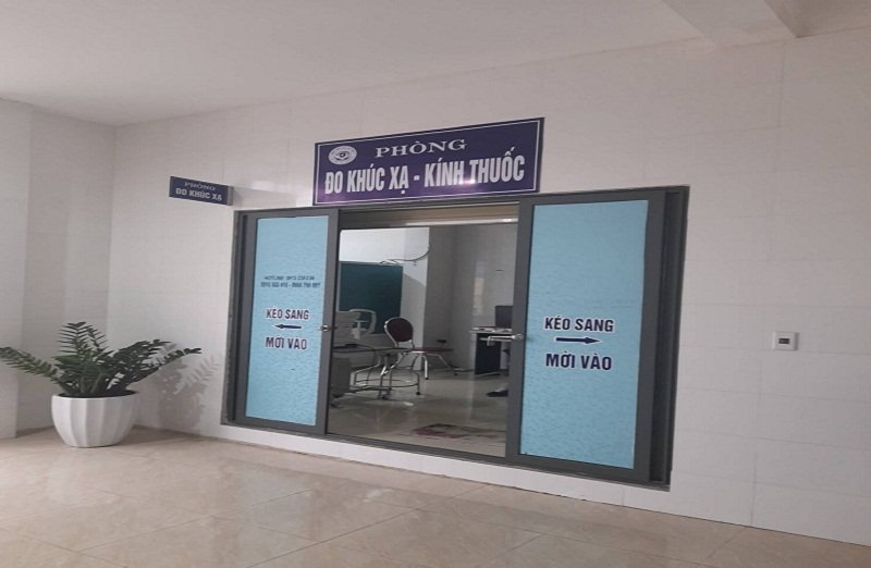 Khu vực cho tư nhân thuê không hề có biển, bảng hướng dẫn mà vẫn đề tên là phòng đo khúc xạ - kính thuốc khiến nhiều người lầm tưởng là của Bệnh viện Mắt Hà Tĩnh quản lý.