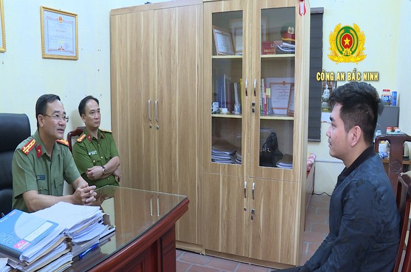 Giám đốc Công an Bắc Ninh trực tiếp hỏi cung đối tượng.