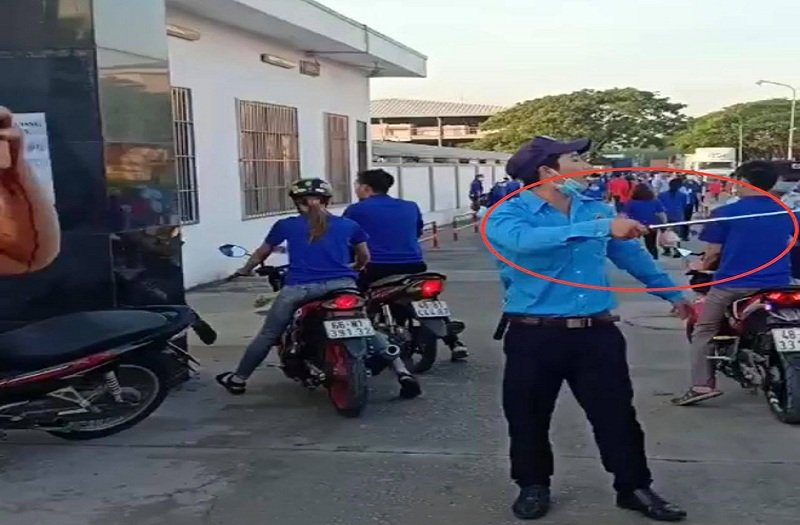 Nhóm bảo vệ đánh nam công nhân dã man ở Bình Dương. (Ảnh cắt từ clip).