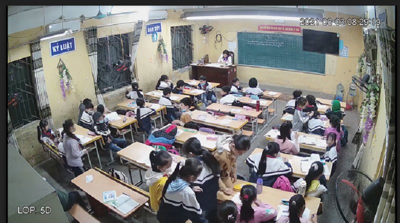 Hình ảnh học sinh lớp 5D làm việc riêng trong giờ cô Tuất giảng dạy.